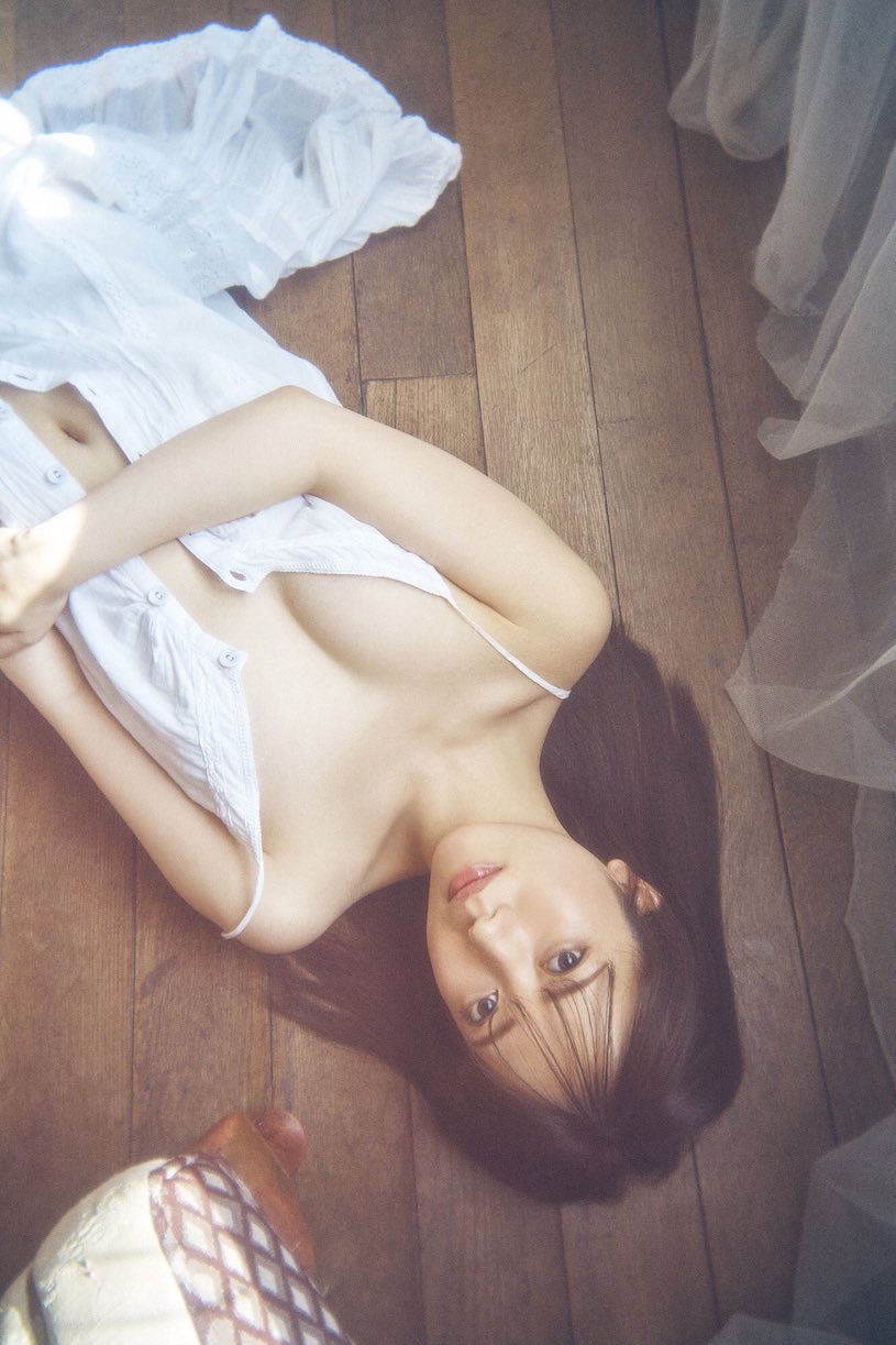 「知名女团偶像」宣布下海,写真集「超凶美乳曲线」辣翻网友!