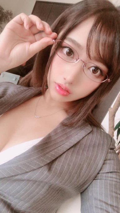 白里透红！ 中日混血AV女优「赤井爱知华」4秒影片大秀血管乳！