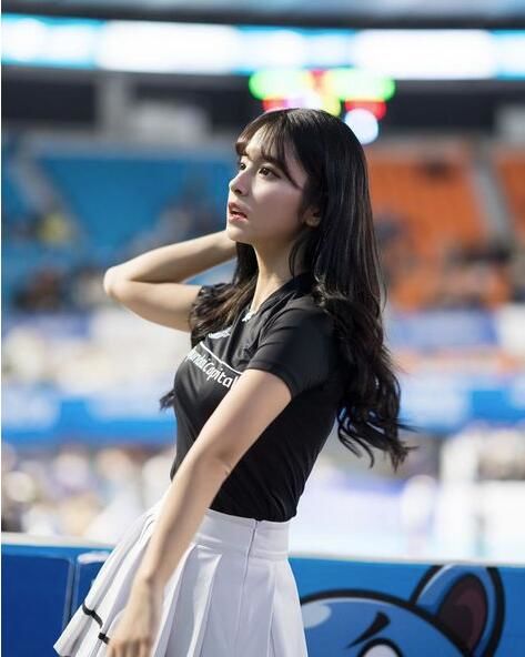 乐天桃猿啦啦队重磅补强！南韩天菜妹「撞脸当红女星」胸前还偷藏好料…网暴动：超正！
