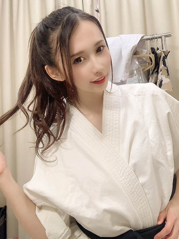 A片里表演击破瓦片？！ E罩杯美女新人「永原夏树」空手道服秀一手真功夫？