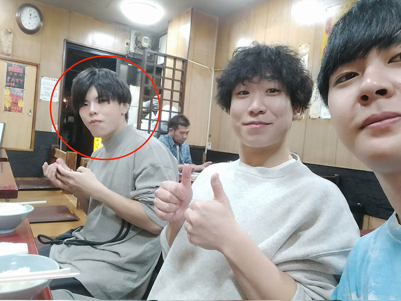 才被鹫尾めい(鹫尾芽衣)无限乳爱⋯这男优被家人抓到拍A片! ...