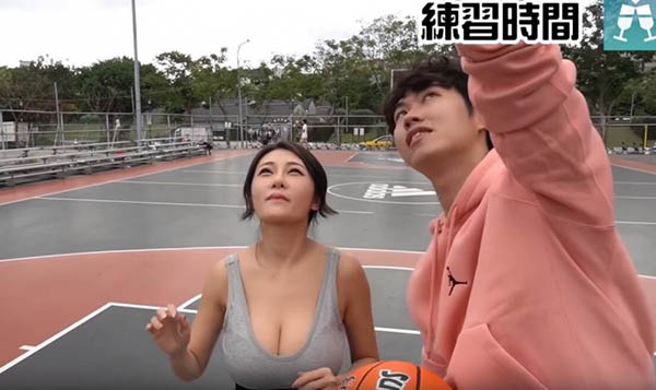是在打篮球还是打奶球?极品胸妹「大肉弹边跑边晃」空气中飘满奶香:让我来防守她!