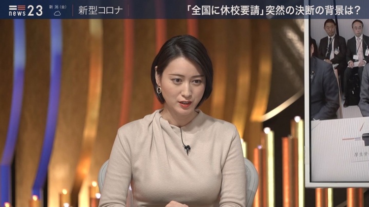 旁边天菜女主持人胸部太巨!男来宾忍不住狂盯「饱满欧派」软嫩又Q弹:闻到浓浓奶香!