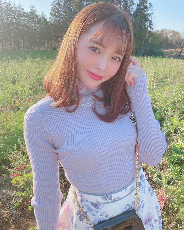 AV韩系小天后「小仓由菜」自拍不小心犯职业病 当街「掀裙露内裤」尴尬羞笑