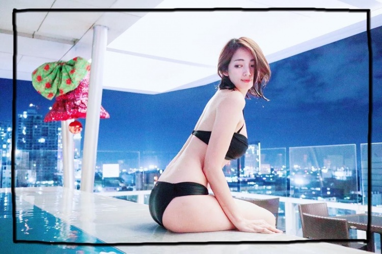 32E豪乳果然威!阿喜文青照左下角藏亮点「单边木瓜奶掉出来」网惊狂放大:看到晕了