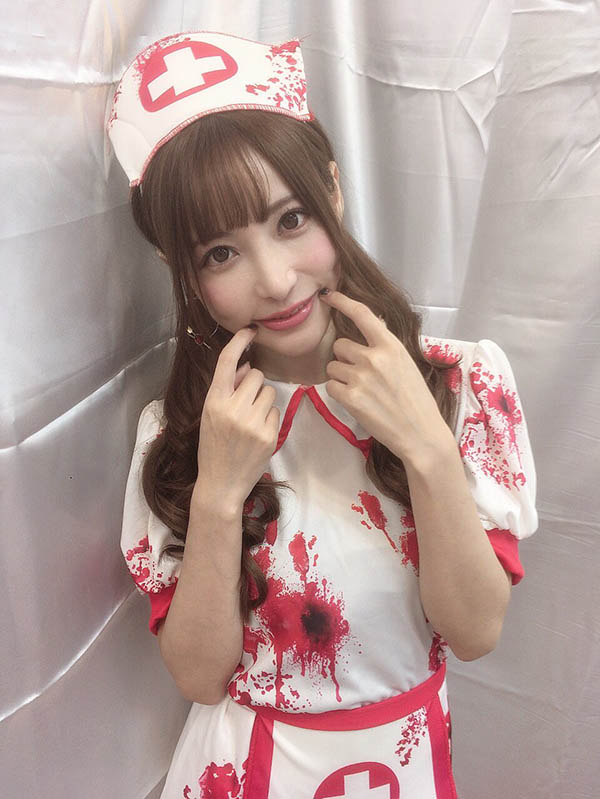看了更想捣蛋!特搜性感版本的「AV万圣节装扮」,桥本有菜被小恶魔化还是超诱人