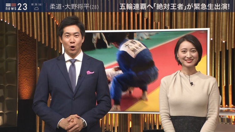 旁边天菜女主持人胸部太巨!男来宾忍不住狂盯「饱满欧派」软嫩又Q弹:闻到浓浓奶香!