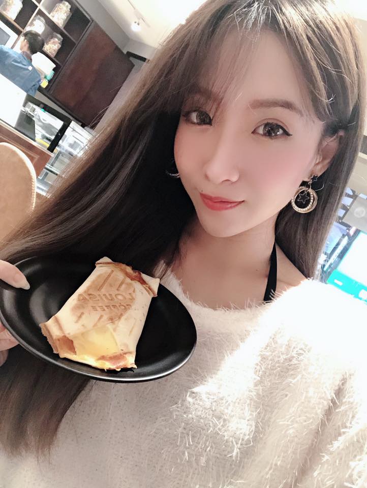 烤到脱衣服!气质正妹「Yuanyuan媛媛儿」超短热裤火辣烤肉