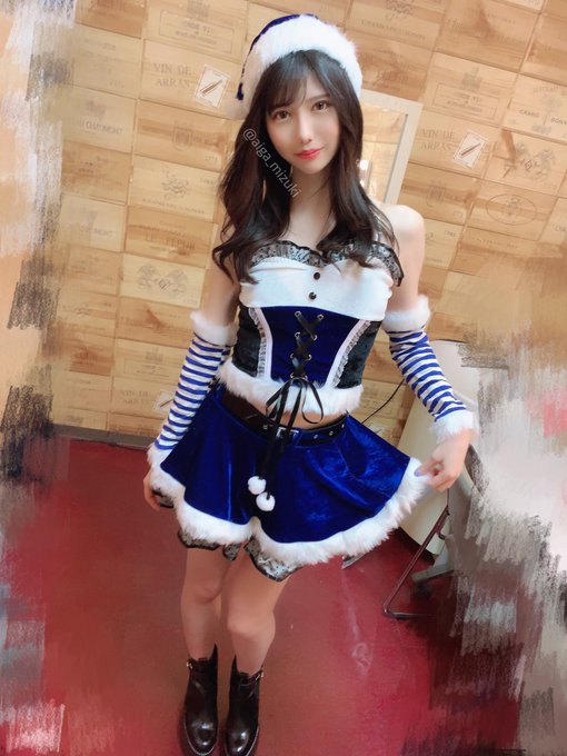 修长美腿！ 雪白美少女「蓝芽水月」跨年夜放送火辣兔女郎装扮恭贺新喜！