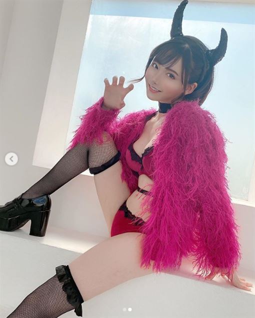 AV霸主深田咏美蜜桃臀「撑爆小丁」侧颜豪乳同样超饱满