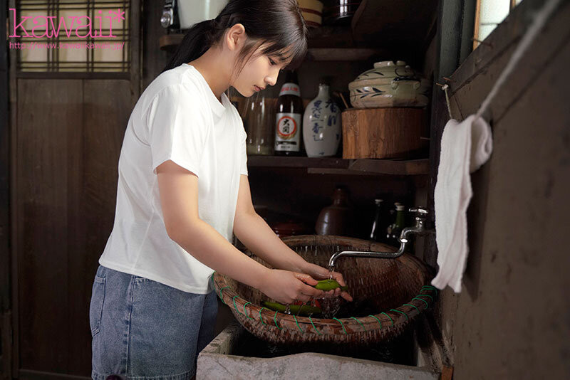 受到爷爷A片启蒙！丰满「剑道少女」从乡下跑来东京...沈溺拍AV了