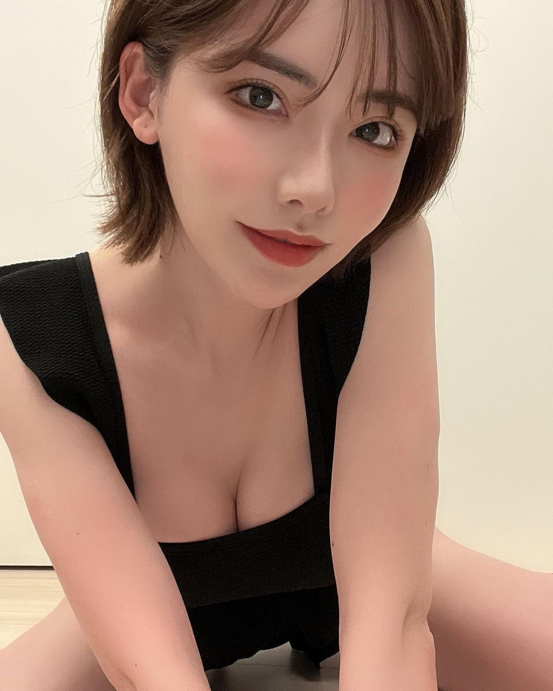 AV霸主「深田えいみ」也要斜杠!拍片之余猛健身,巨乳细腰战力超强!