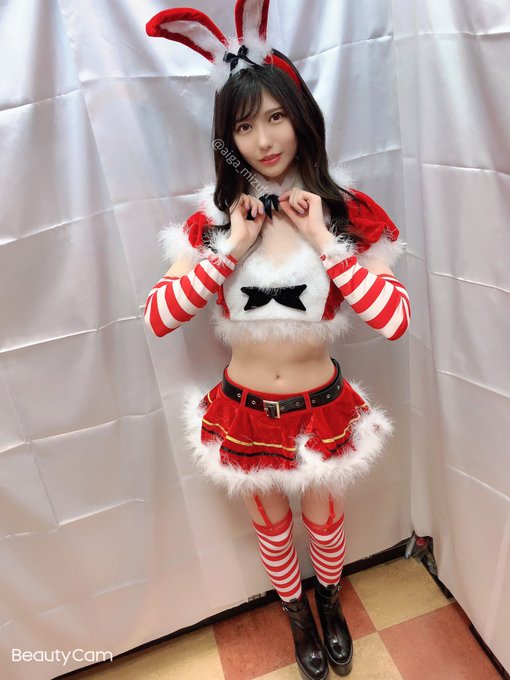 修长美腿！ 雪白美少女「蓝芽水月」跨年夜放送火辣兔女郎装扮恭贺新喜！
