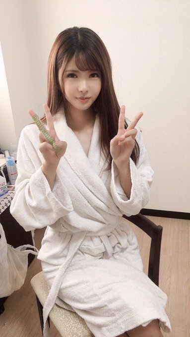 超性感小心机自拍照! H罩杯火辣美女新人「绿川雅」推特福利中路大开还外洩裙底...