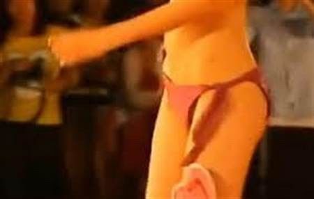 央视最正女主播走光遭疯传!比基尼小裤脱落...侧面「黑森林」露出! 泪崩: 爱看就看吧