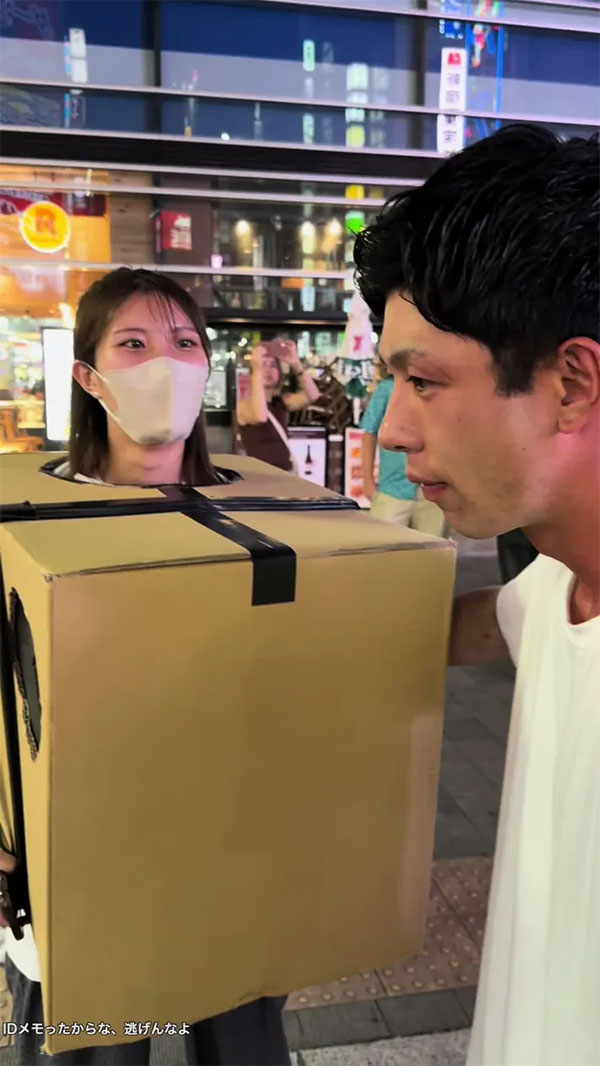 在渋谷街头到处找人摸奶⋯她曾是AV女优!