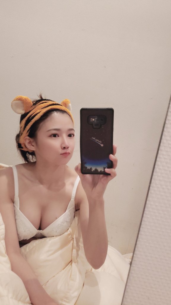狂吸上千次观看！魔鬼身材新人AV女优「诗音乃兰」身穿性感女仆装摇来摇去...！