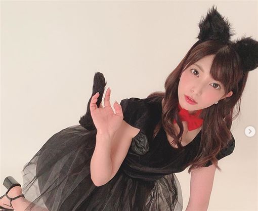 看了更想捣蛋!特搜性感版本的「AV万圣节装扮」,桥本有菜被小恶魔化还是超诱人
