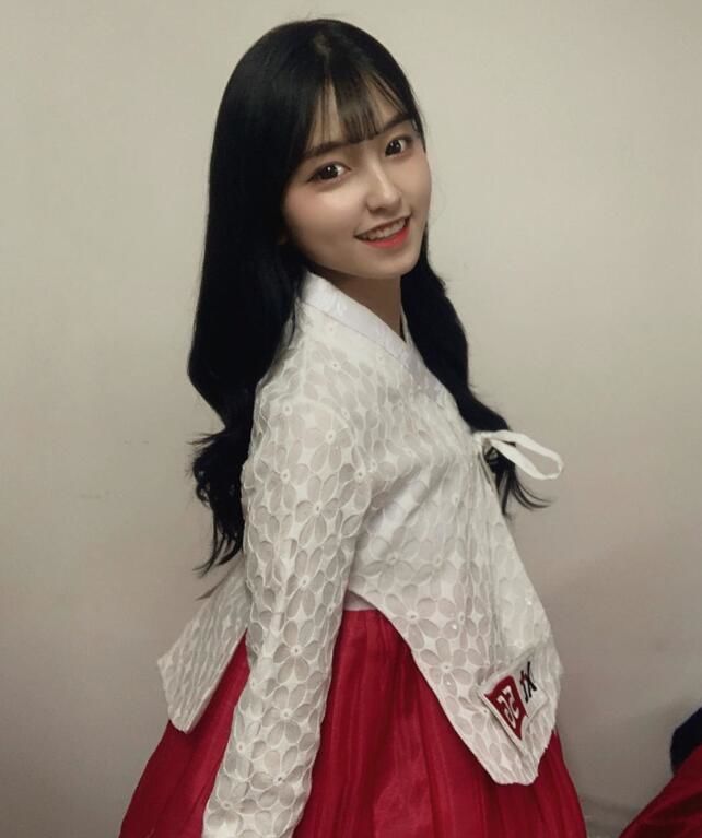 乐天桃猿啦啦队重磅补强！南韩天菜妹「撞脸当红女星」胸前还偷藏好料…网暴动：超正！