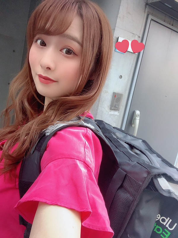 「G奶正妹外送員」幫你送餐,顏值超高...原來是「超胸AV女神」!