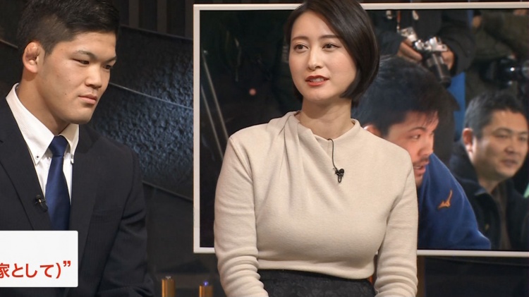 旁边天菜女主持人胸部太巨!男来宾忍不住狂盯「饱满欧派」软嫩又Q弹:闻到浓浓奶香!