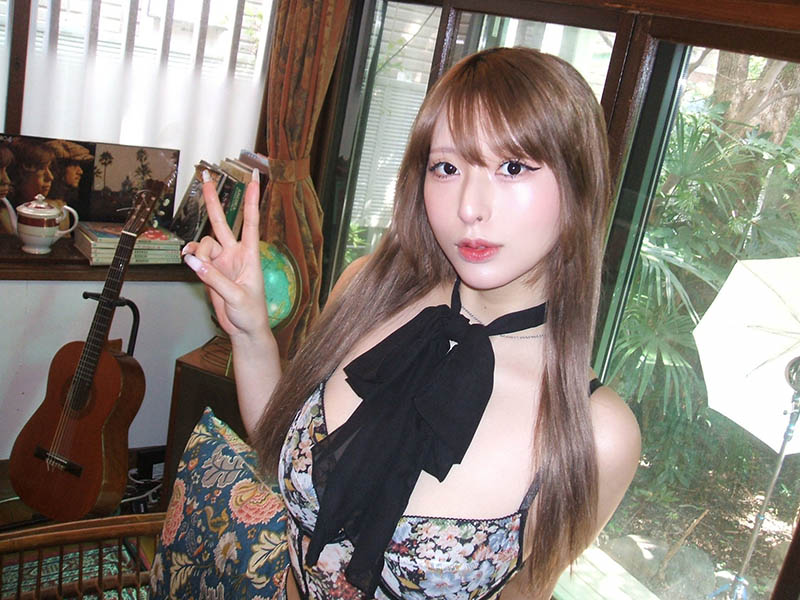 「I罩杯」AV女优桃果明里闪电引退！回归念大学...开心把巨乳放在桌上
