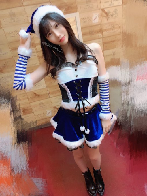 修长美腿！ 雪白美少女「蓝芽水月」跨年夜放送火辣兔女郎装扮恭贺新喜！