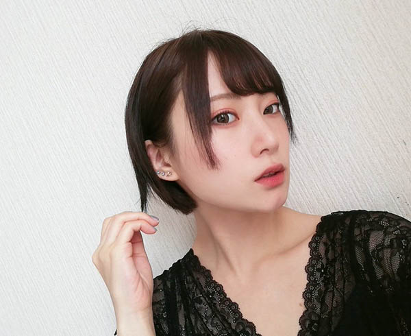 隐藏版素人新人!雪白微乳美女“廿楽真理”身兼看护师AV出道!