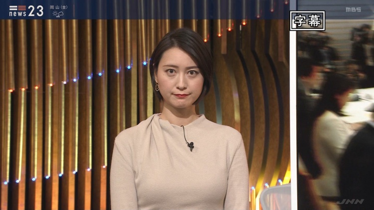 旁边天菜女主持人胸部太巨!男来宾忍不住狂盯「饱满欧派」软嫩又Q弹:闻到浓浓奶香!