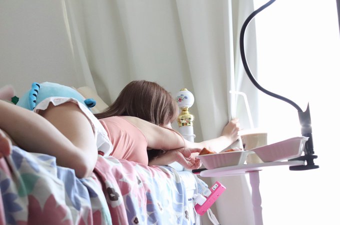 私密帐号福利!AV第一吃货美少女「桃乃木香奈」极限胶带装狂吸上千赞!