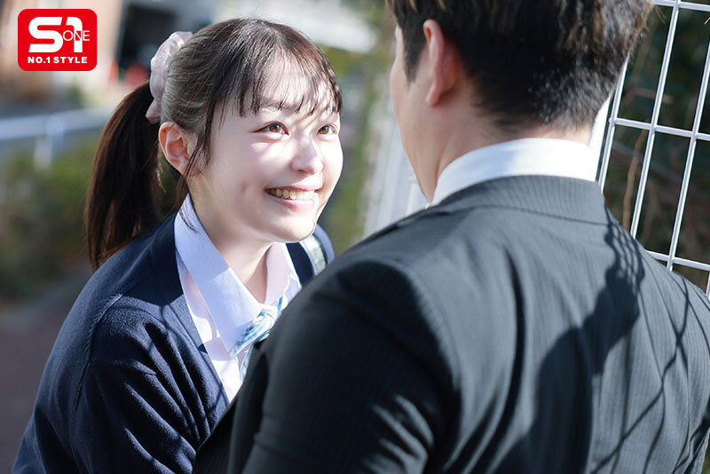 边脱边靠近诱惑的「巨乳女学生」，「透视的白嫩美乳」太勾人！