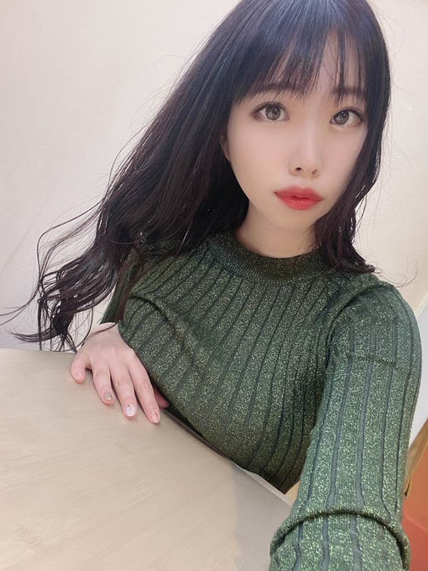 眼镜诱惑! D罩杯性感服装设计师“美波小津绘”AV出道、毛衣底下藏不住波涛汹涌!