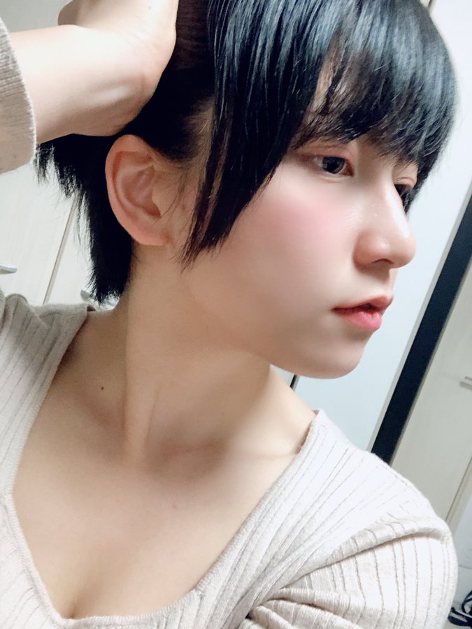 短发巨乳! F罩杯兽医系女大生「柏木亚美」出道撞脸日本人气偶像中心成员!