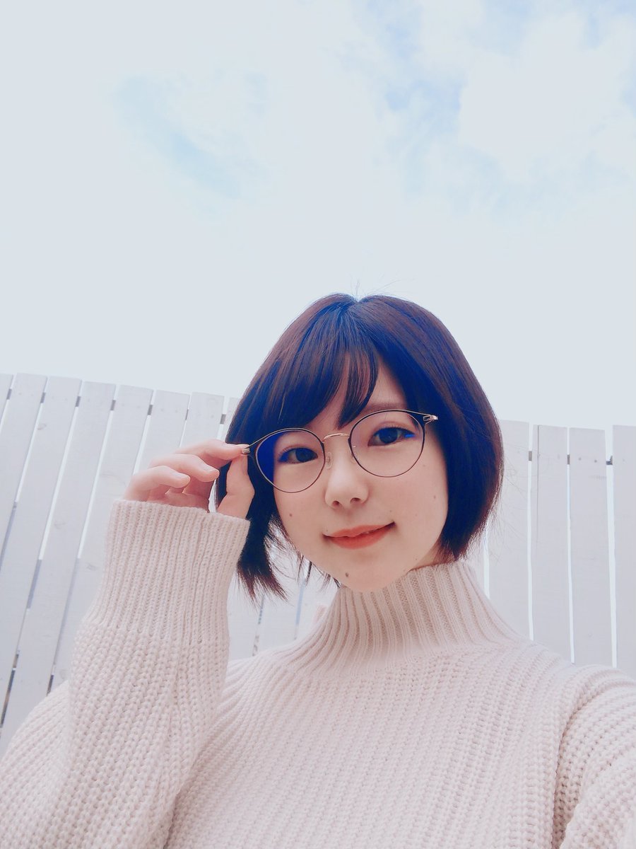 胸比脸大! 雪白牛奶肌眼镜妹「初爱宁宁」挺H罩杯AV出道!