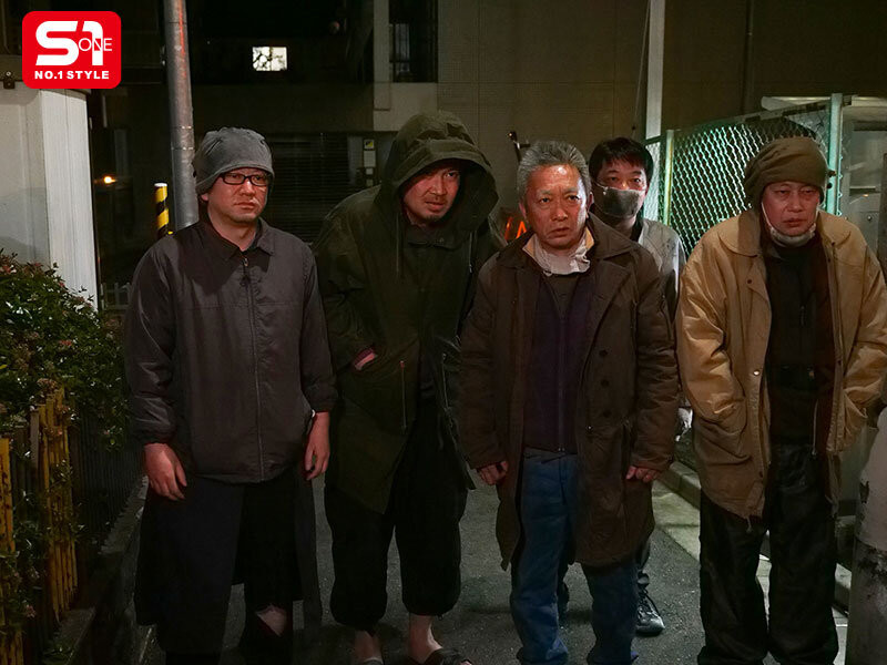 找干爹惹火流浪汉！枫ふうあ(枫富爱)漂亮的脸蛋被弄脏了！ ...