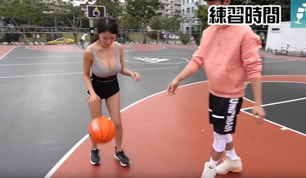 是在打篮球还是打奶球?极品胸妹「大肉弹边跑边晃」空气中飘满奶香:让我来防守她!