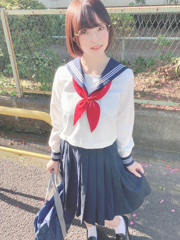 胸比脸大! 雪白牛奶肌眼镜妹「初爱宁宁」挺H罩杯AV出道!