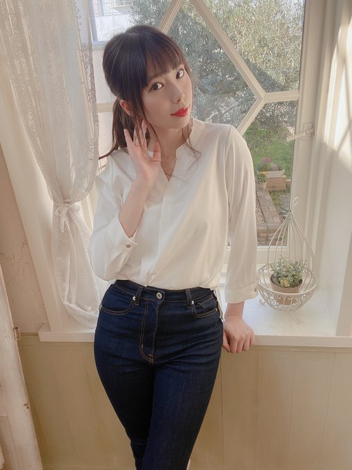 眼镜诱惑! D罩杯性感服装设计师“美波小津绘”AV出道、毛衣底下藏不住波涛汹涌!