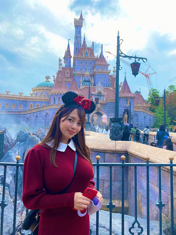 另类福利照！ 疗癒系姐姐型AV女优「三岛奈津子」游乐园纪念照意外勾出胸猛J罩杯！