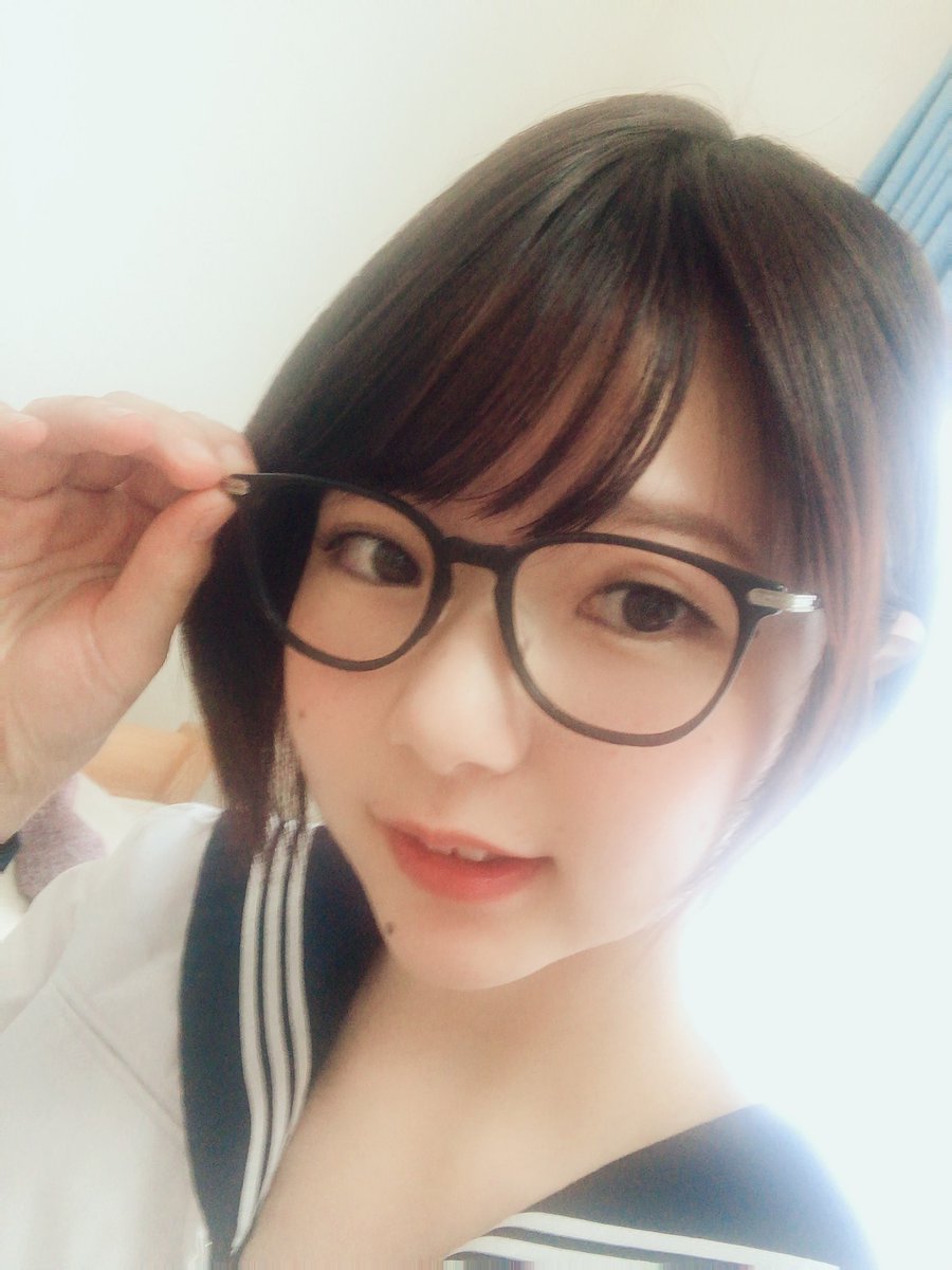 胸比脸大! 雪白牛奶肌眼镜妹「初爱宁宁」挺H罩杯AV出道!