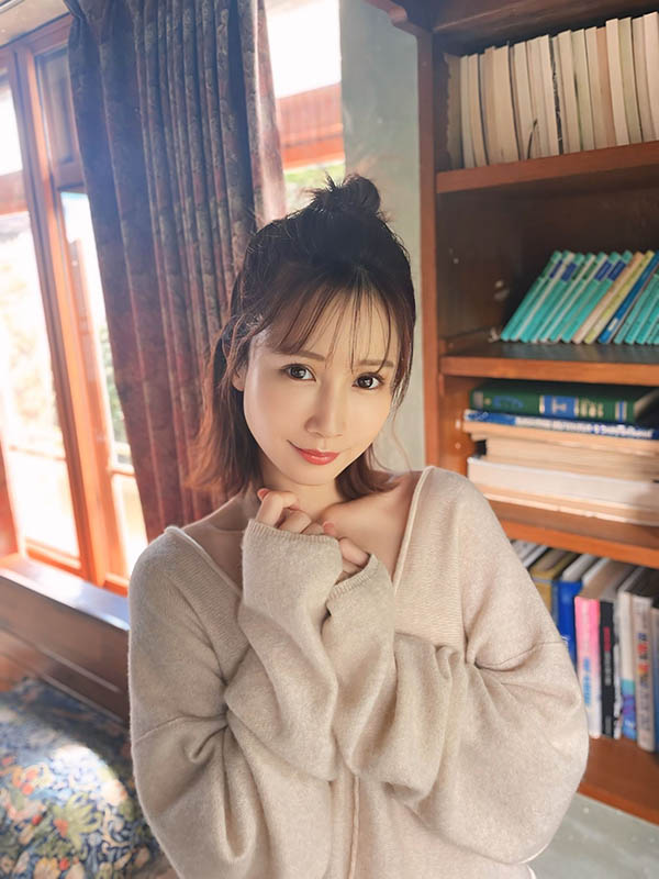 小岛みなみ(小岛南):我仍然是现役女优喔。
