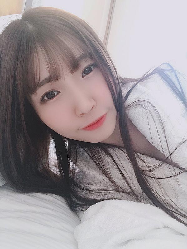 为摄影会热身!甜美小可爱「樋口三叶」分享居家写真照小露性感美腿!