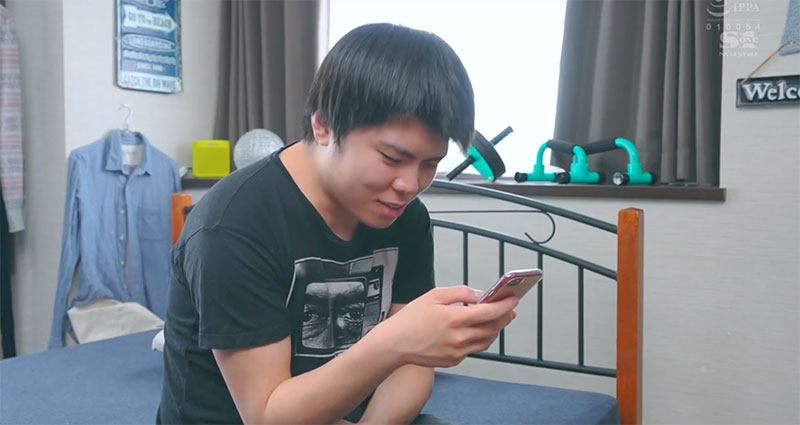 才被鹫尾めい(鹫尾芽衣)无限乳爱⋯这男优被家人抓到拍A片! ...
