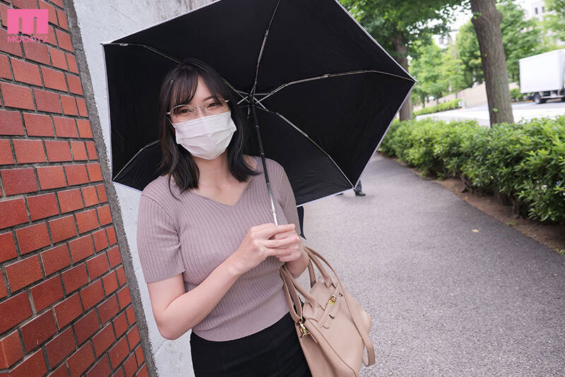 哪泥?那位要在顶级片商Moodyz出道的爆乳OL其实一缸子无码片! ...