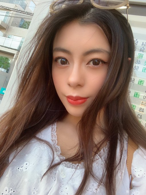 绝美胸型! 西班牙混血G罩杯AV女优「EMILY」推特超胸影片大秀新内衣引上千观看!