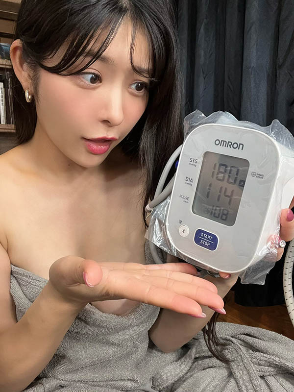当心你的血压!粉丝参加情欲系女优「惠理」摄影会收缩压飙破180