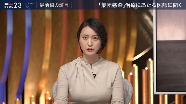 旁边天菜女主持人胸部太巨!男来宾忍不住狂盯「饱满欧派」软嫩又Q弹:闻到浓浓奶香!