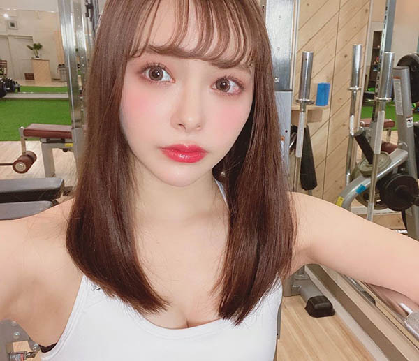 AV韩系小天后「小仓由菜」自拍不小心犯职业病 当街「掀裙露内裤」尴尬羞笑