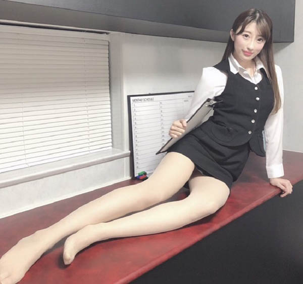 天下第二美腿「星宫一花」极品肉体骚到出汁 辣伸「黑丝美腿」让人冲动