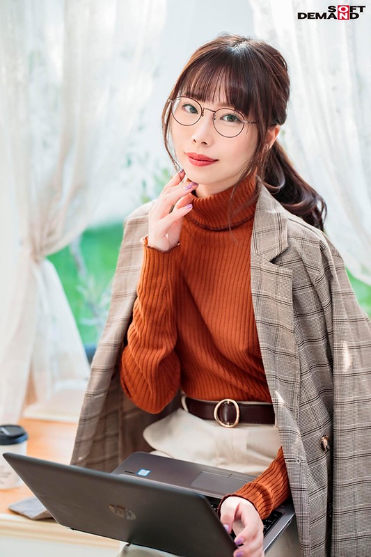 眼镜诱惑! D罩杯性感服装设计师“美波小津绘”AV出道、毛衣底下藏不住波涛汹涌!